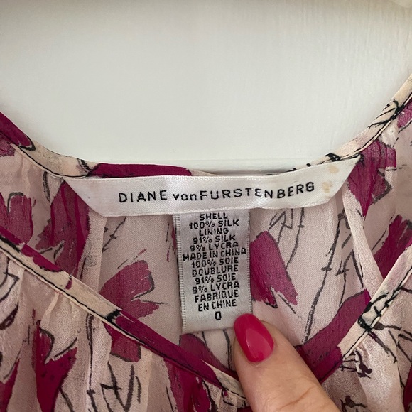 Silk blouse with open neckline and soft 3/4 sleeves by Diane bon Furstenburg. - Picture 4 of 4